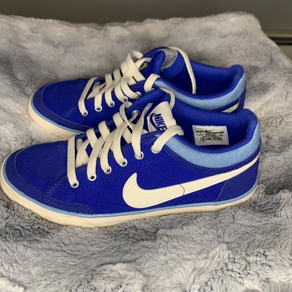 Nike Shoes - EUC NIKE shoes
